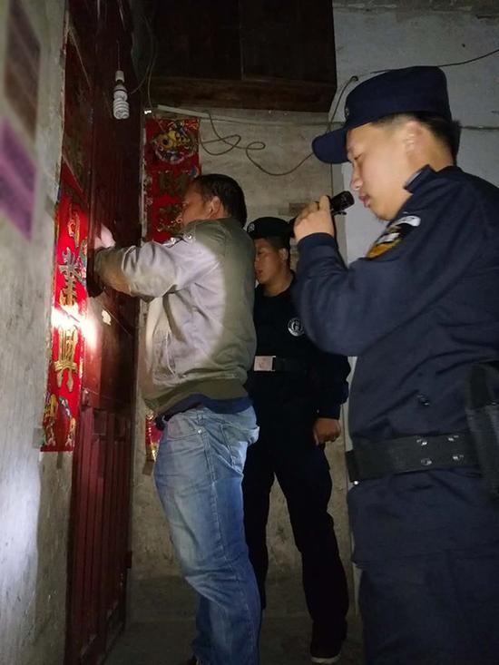 金沙县粗心妈妈误将幼女锁家中 民警全城寻开锁师傅开门